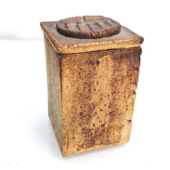 Patrick Kennedy Newark Vermont Handmade Pottery Container with Lid - Picture 12 of 12